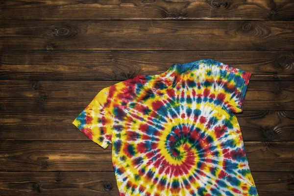 Padrão Tintura Gravata Espiral Uma Camiseta Fundo Madeira Tecido Coloração — Fotografia de Stock