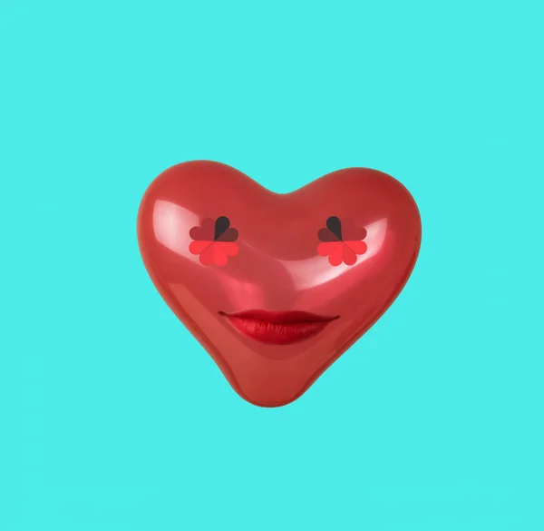 Corazón Inflable Con Labios Rojos Femeninos Sobre Fondo Turquesa Concepto — Foto de Stock