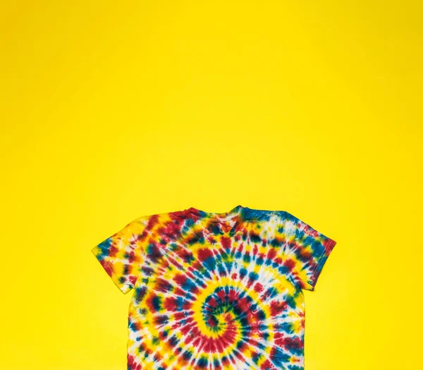 Shirt Gravata Multicolorida Brilhante Fundo Amarelo Brilhante Tecido Coloração Estilo — Fotografia de Stock