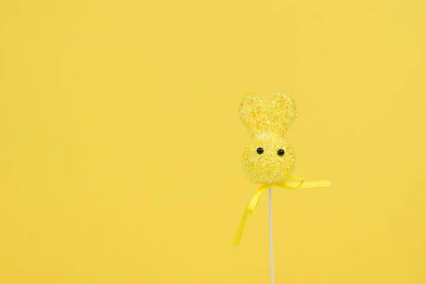 Conejo Amarillo Pascua Sobre Fondo Amarillo Tendencia Color Concepto Vacaciones Imagen De Stock