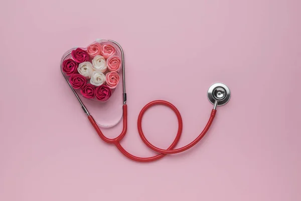 Estetoscopio Rojo Corazón Hecho Capullos Rosa Concepto Examen Médico Puesta — Foto de Stock