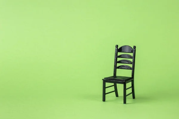 緑の背景に古典的な黒い椅子 スタイリッシュな家具です テキストの場所 ロイヤリティフリーのストック写真