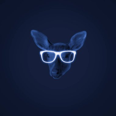 Koyu mavi arka planda neon gözlüklü bir geyiğin kafası. Çağdaş sanatın kolajı.