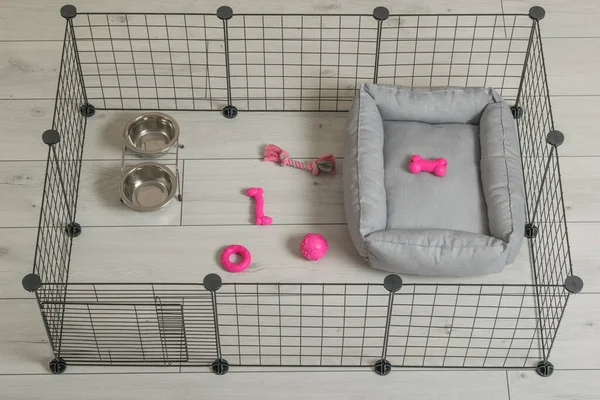 Rumah Kandang Burung Untuk Anjing Dengan Mainan Mangkuk Dan Tempat Stok Gambar