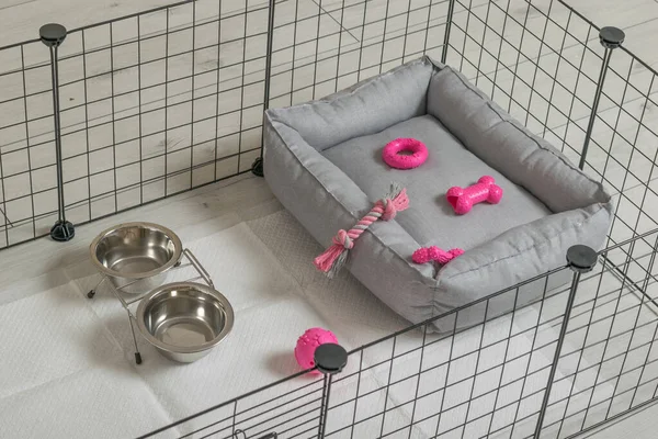 Evde yaşamak için küçük bir köpek kafesi. Evcil hayvanlar için konfor.