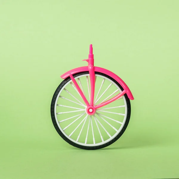 ライトグリーンの背景にフロント部分を持つ自転車用ホイール サイクリングの概念 — ストック写真