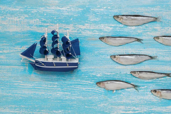 Yelkenli Bir Gemi Ahşap Bir Arka Planda Bir Çaça Sürüsü — Stok fotoğraf