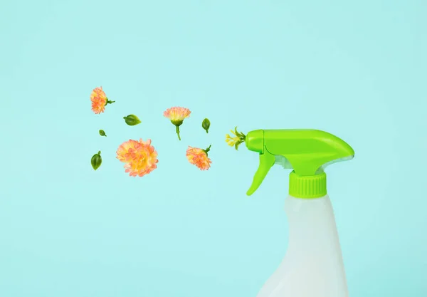 Bloemen Vliegen Uit Een Spray Plastic Fles Een Lichte Achtergrond — Stockfoto