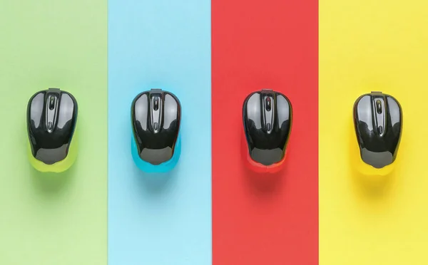 Kolorowe Myszy Komputerowe Tle Kolorowych Pasków Minimalna Koncepcja Bezprzewodowych Akcesoriów — Zdjęcie stockowe