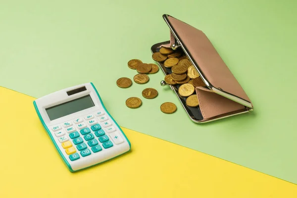 Calculadora Billetera Con Monedas Sobre Fondo Amarillo Verde Concepto Presupuesto — Foto de Stock