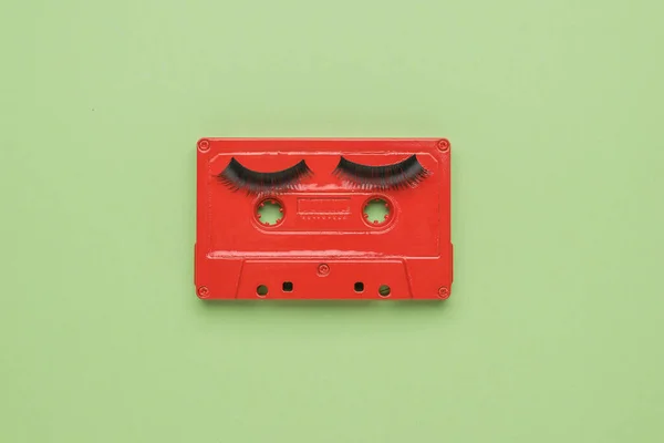 一种红色录音机 大睫毛在浅绿色的背景上 创意形象 模拟录音的概念 平躺在床上 — 图库照片