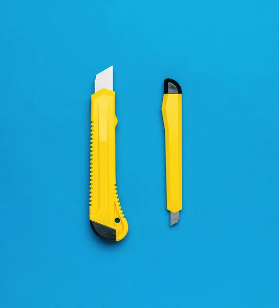 Große Und Kleine Gelbe Schreibwarenmesser Auf Blauem Hintergrund Werkzeuge Für — Stockfoto