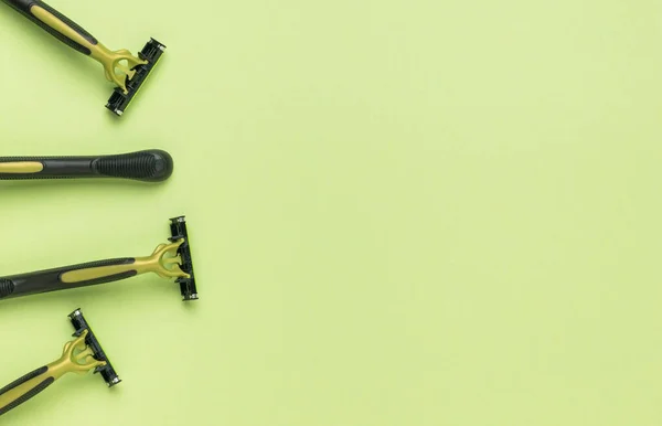 Mehrere Schwarze Und Grüne Rasiermesser Auf Grünem Hintergrund Das Konzept — Stockfoto