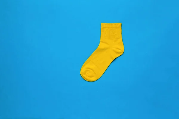 Jasně Žlutá Sportovní Ponožka Modrém Pozadí Stylový Sportovní Doplněk Plocha — Stock fotografie