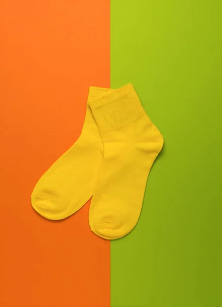 Calcetines Deportivos Amarillos Sobre Fondo Verde Naranja Accesorio Deportivo Con —  Fotos de Stock