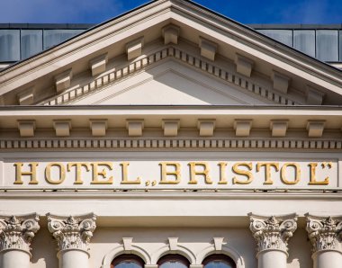 Dikkatli ol, POLAND. 08 Mart. Bristol Otel binası. Eski merkez.