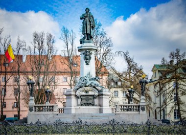 Dikkatli ol, POLAND. 08 Mart. Adam Mickiewicz Anıtı Eski Şehir