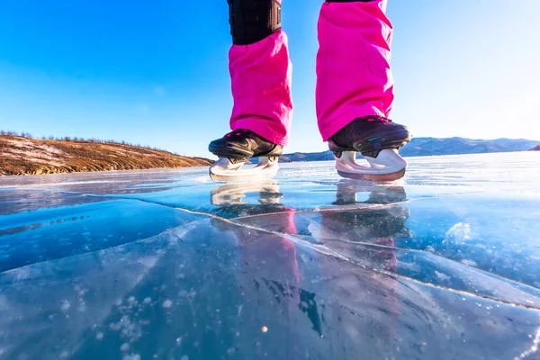 Füße Nahaufnahmen von Schlittschuhen auf Beinen Eine farbenfroh gekleidete Frau auf dem blauen Eis des Baikalsees — Stockfoto