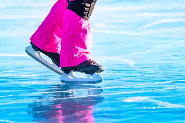 Füße Nahaufnahmen von Schlittschuhen auf Beinen Eine farbenfroh gekleidete Frau auf dem blauen Eis des Baikalsees — Stockfoto