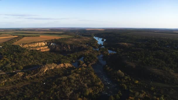 Krajina řeky a žulové skály letecký výhled. Radon Lake Poblíž jižní Bug River Mihiya — Stock video