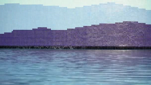 A água flui no reverso da parede decorativa para a piscina — Vídeo de Stock
