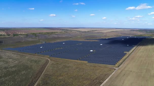 Painel solar energia verde em dia ensolarado vista aérea — Vídeo de Stock