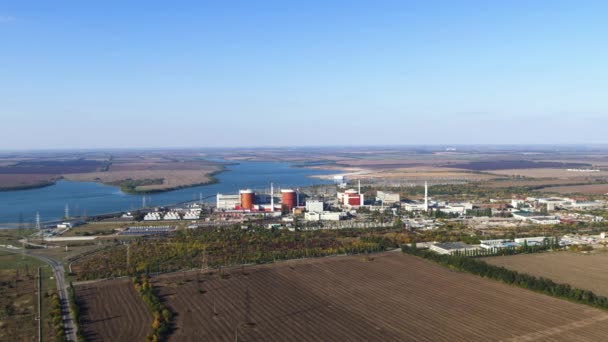 Nowoczesny widok z lotu ptaka elektrowni jądrowej — Wideo stockowe