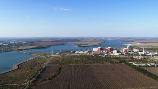 Elektrownia jądrowa i wieże chłodnicze widok z lotu ptaka — Wideo stockowe