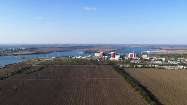 Kerncentrale bij zonnig dagzicht vanuit de lucht — Stockvideo