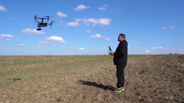 Il pilota controlla un drone professionista — Video Stock