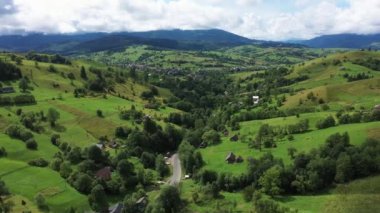 Dağ köyü gökyüzü manzarası.