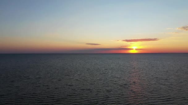 開放的な海の景色の中で素晴らしい夕日 — ストック動画