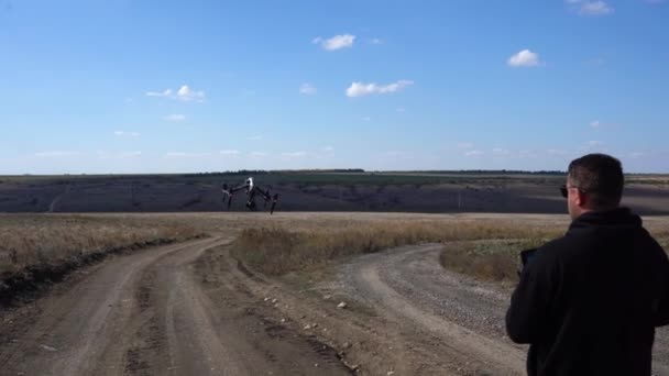 El piloto controla el aterrizaje del dron — Vídeos de Stock