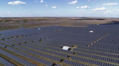 Sahadaki Çizgilerdeki Güneş Panelleri