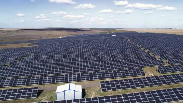 Puxando para longe do campo do painel solar — Vídeo de Stock