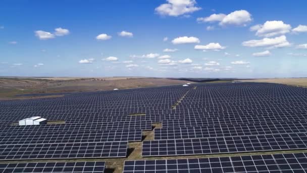 Painel solar energia verde em dia ensolarado vista aérea — Vídeo de Stock