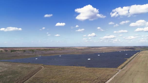 Hijau lapangan dengan panel energi matahari untuk produksi listrik terbarukan — Stok Video