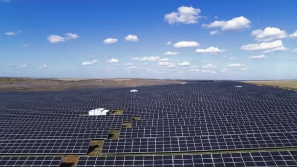 Vista aerea della fattoria solare sul campo verde al tramonto Pannelli solari in fila — Video Stock