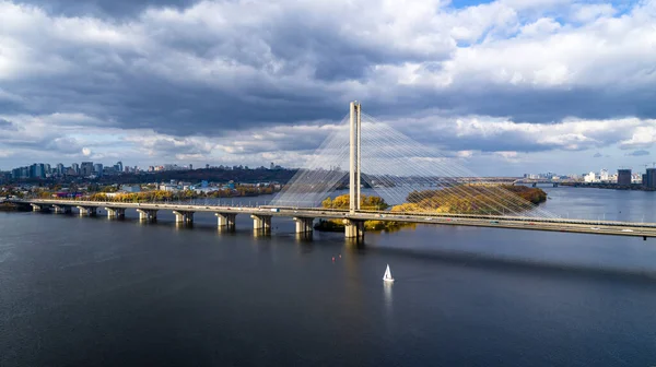 A ponte sul sobre a vista aérea do rio Dnipro — Fotografia de Stock