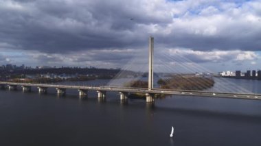 Kiev hava manzaralı güney köprüsü. Sinematik çekim