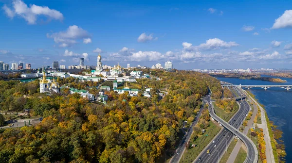 Kyjev Pechersk Lavra letecký pohled. Městská doprava v Megapolise u řeky — Stock fotografie