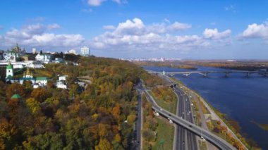 Kiev Pechersk Lavra hava manzaralı. Nehir kenarındaki şehir trafiği