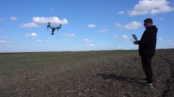 O piloto controla um drone profissional — Vídeo de Stock