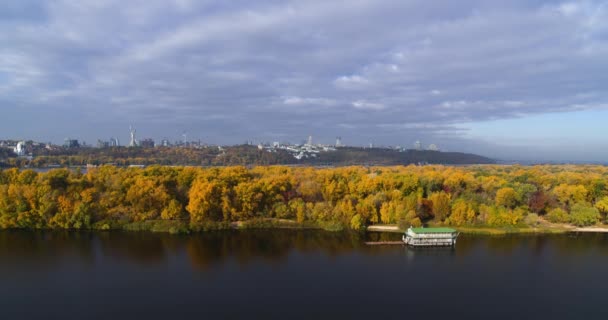 Letecký pohled z Rusanovského ostrova na pravý břeh obchodního a historického hlavního města města — Stock video