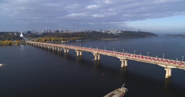 Міст Патон у Києві на осінній повітряній панорамі — стокове відео