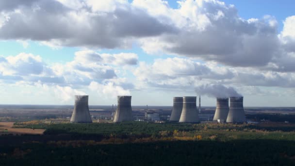Central nuclear e torres de arrefecimento vista aérea — Vídeo de Stock