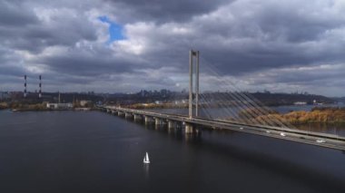 Kyiv 'in güney köprüsü panorama manzaralı. Sinematik çekim