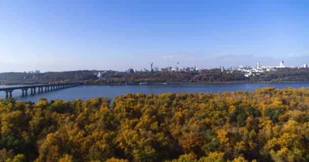 Légi felvétel a Rusanovka-szigetről a város üzleti és történelmi fővárosának jobb partjára — Stock videók