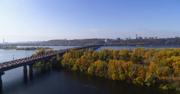 A kijevi Paton híd az őszi légi panorámán — Stock videók