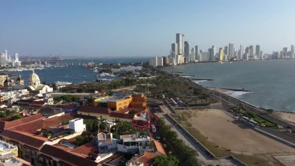 La vieille ville de Carthagène Colombie. Drone monté d'une rue dans le centre historique de Cartagena de Indias révélant la tour de la cathédrale et le Skyline de Bocagrande en arrière-plan — Video